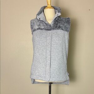 THE NORTH FACE Women Small Grey Cozy Thermal 3D Knit Faux Fur Vest Full Zip Snap